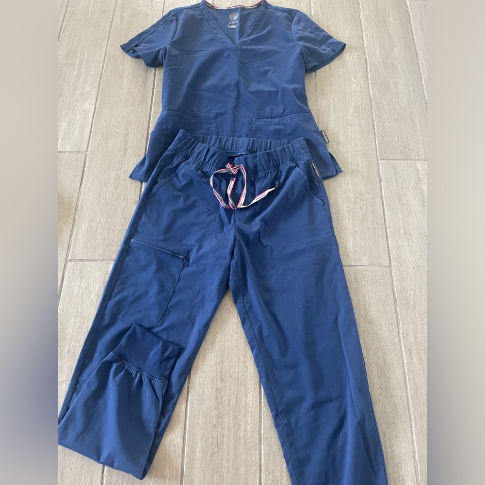 Vince Camuto blue scrub set. Size small top/small tall bottoms